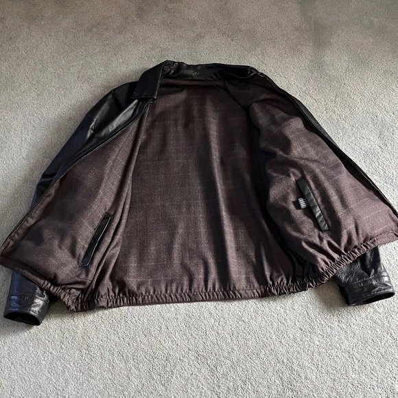 Men's Sleek Black Leather Bomber Jacket - Picture 4 of 13